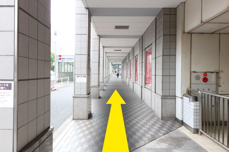 ②道なりに直進します。
